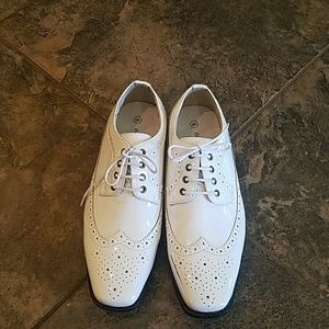 Men's wing tip shoes size 8